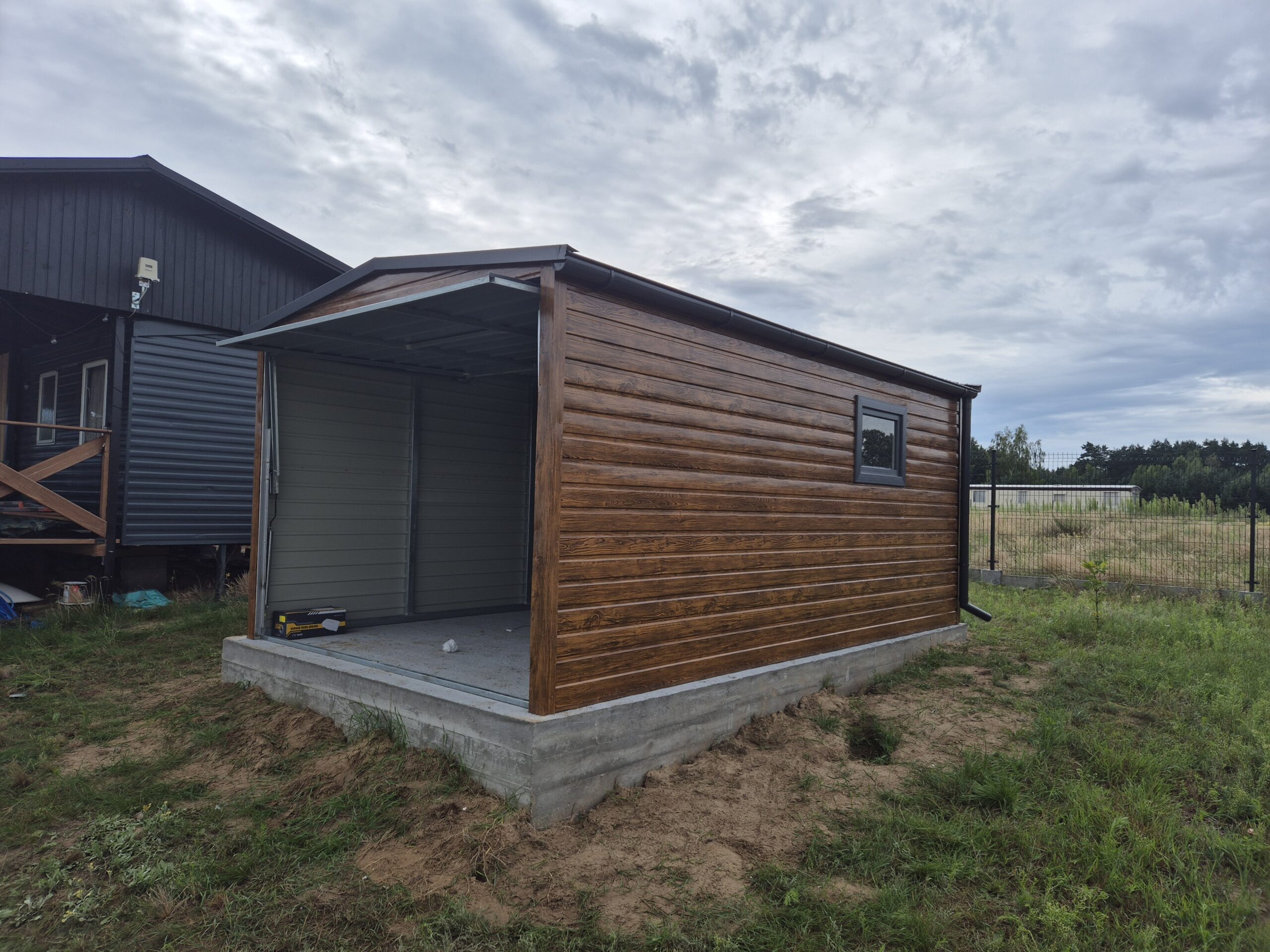 Garaż drewnopodobny