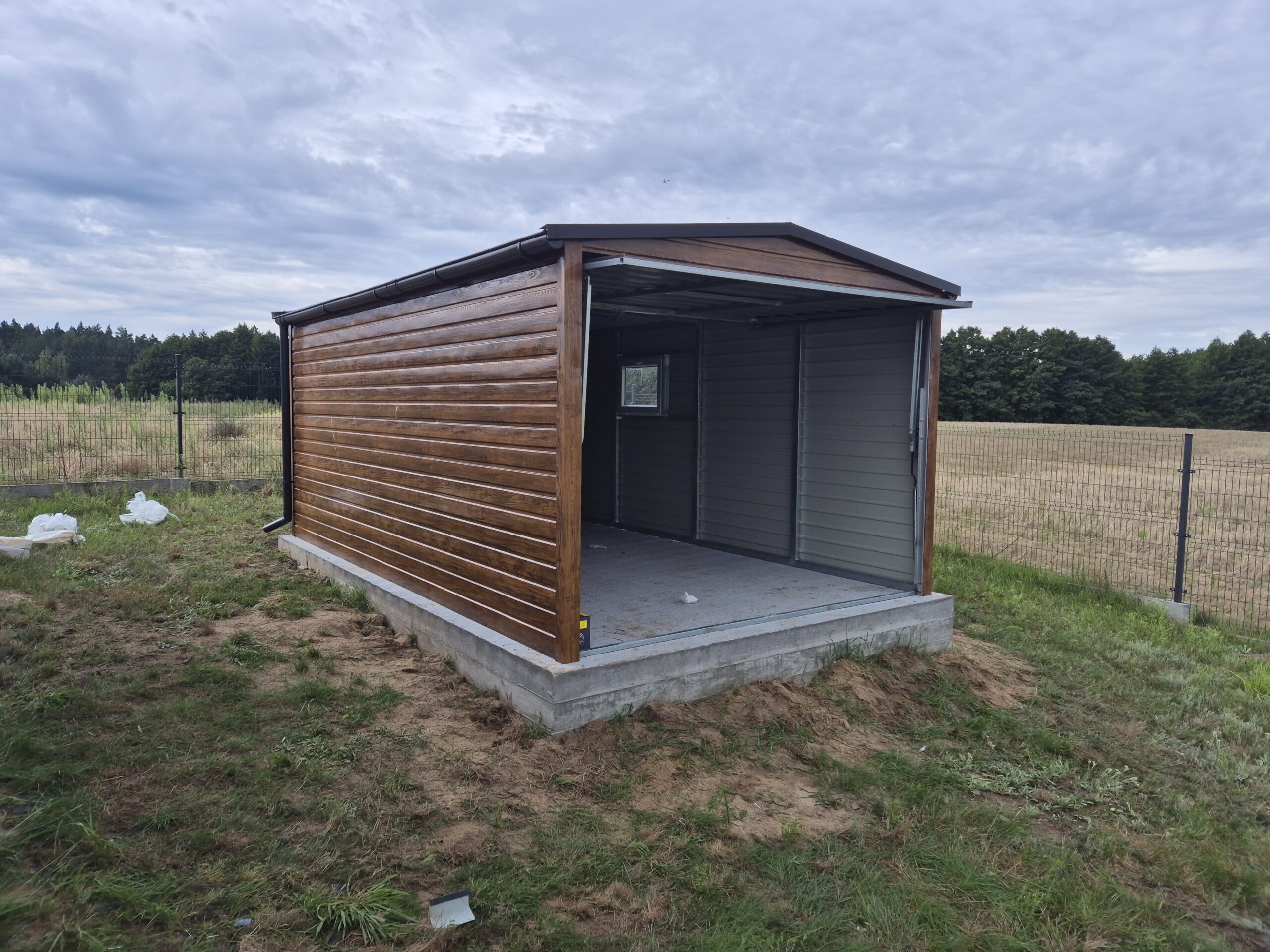 Garaż drewnopodobny