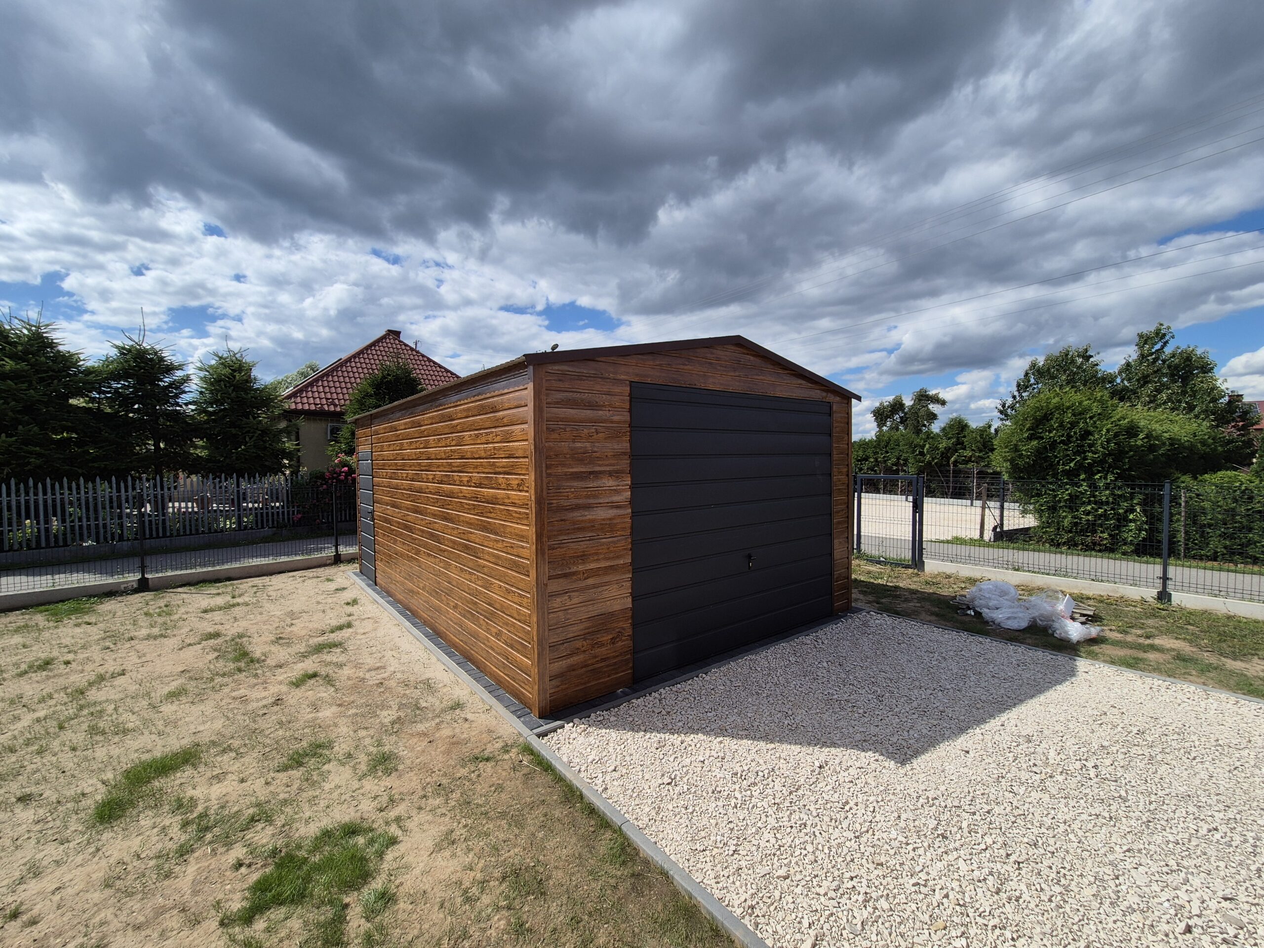 Garaż drewnopodobny