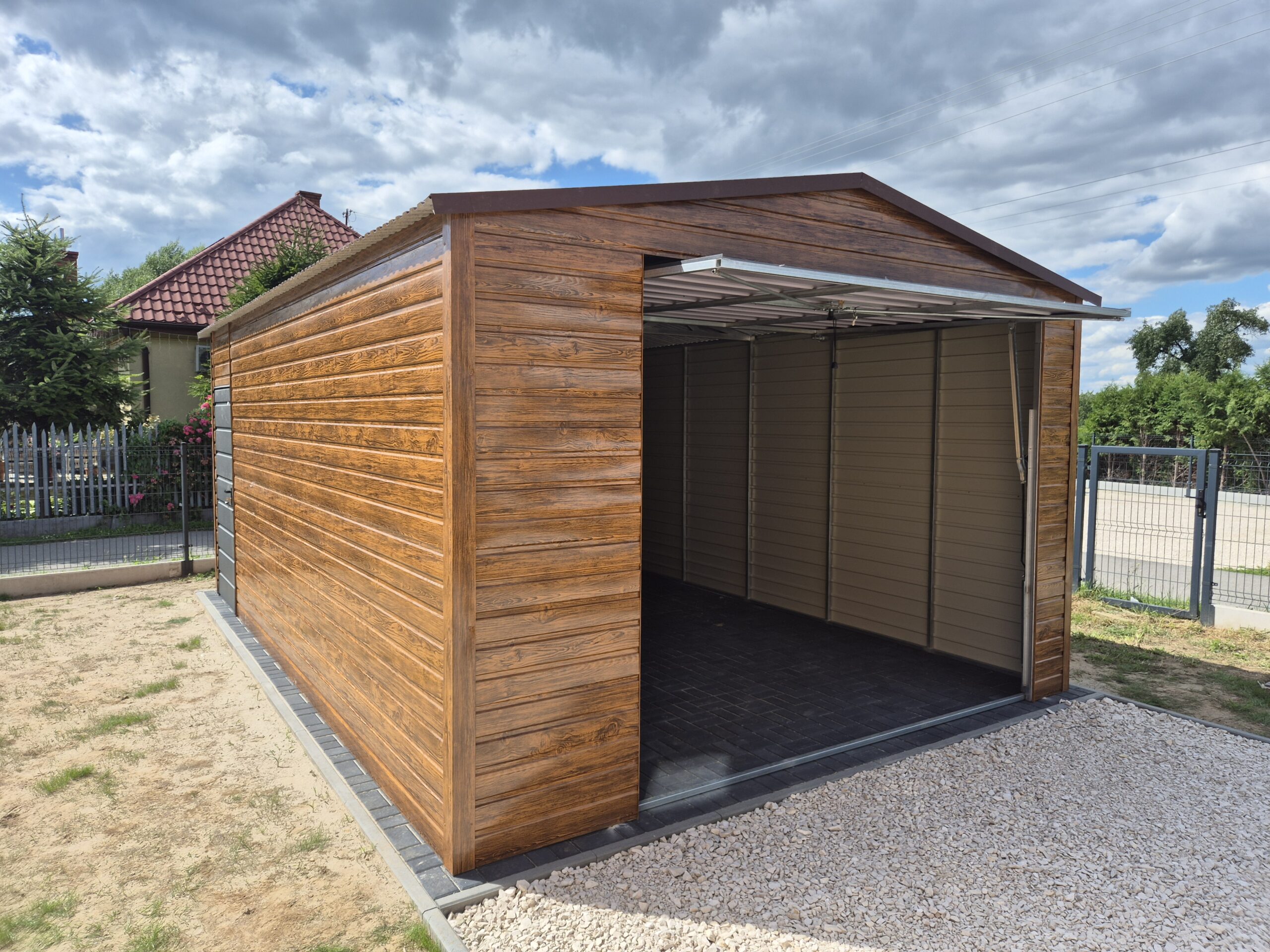 Garaż drewnopodobny