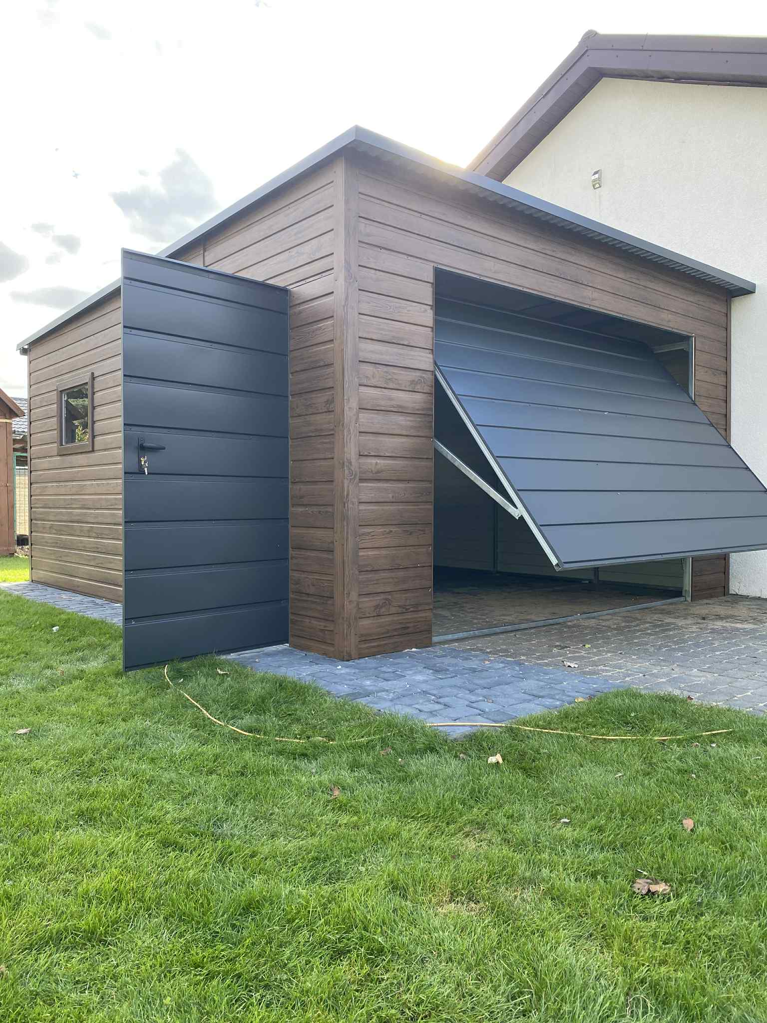 Garaż drewnopodobny