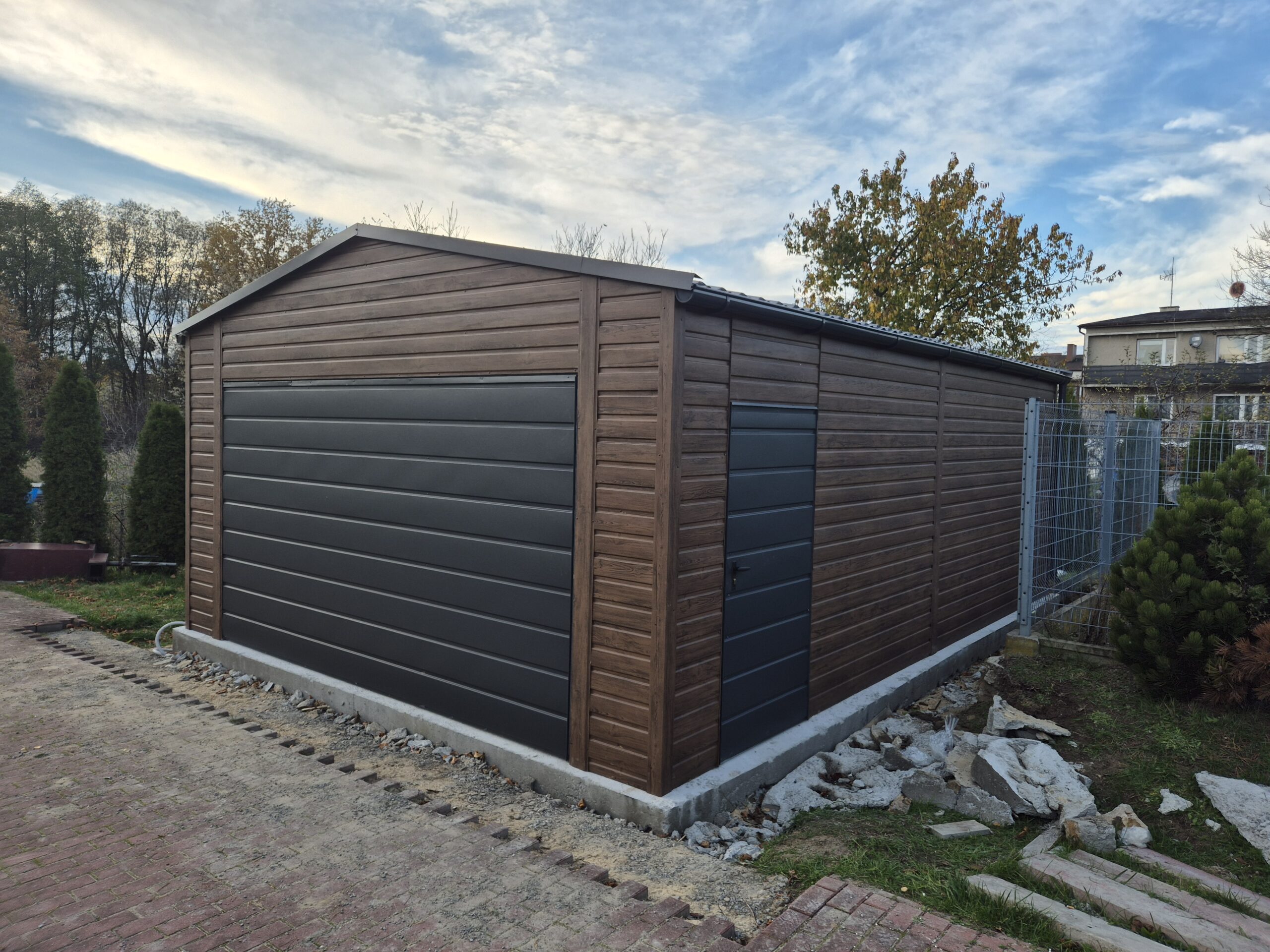 Garaż drewnopodobny