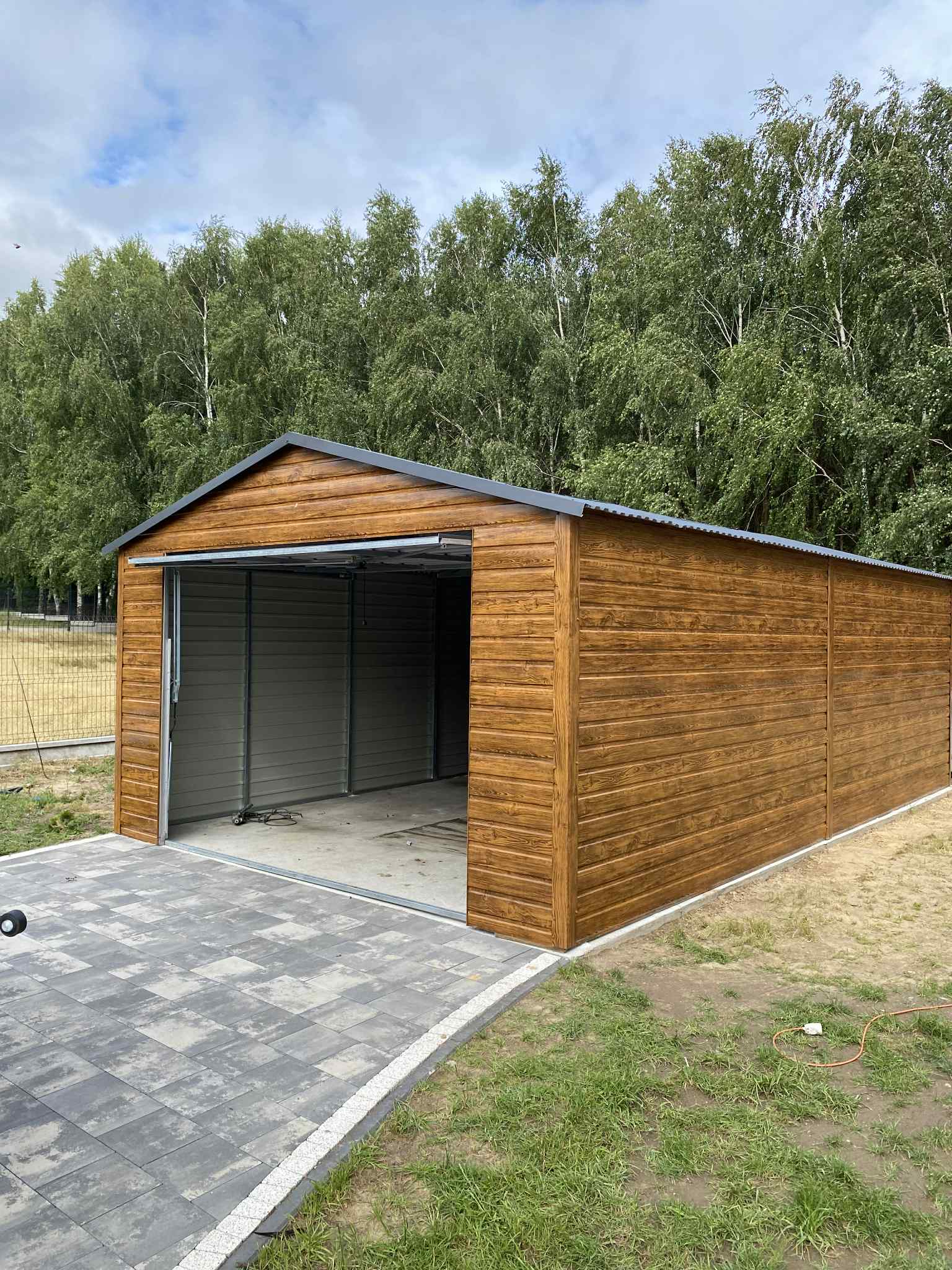 Garaż drewnopodobny