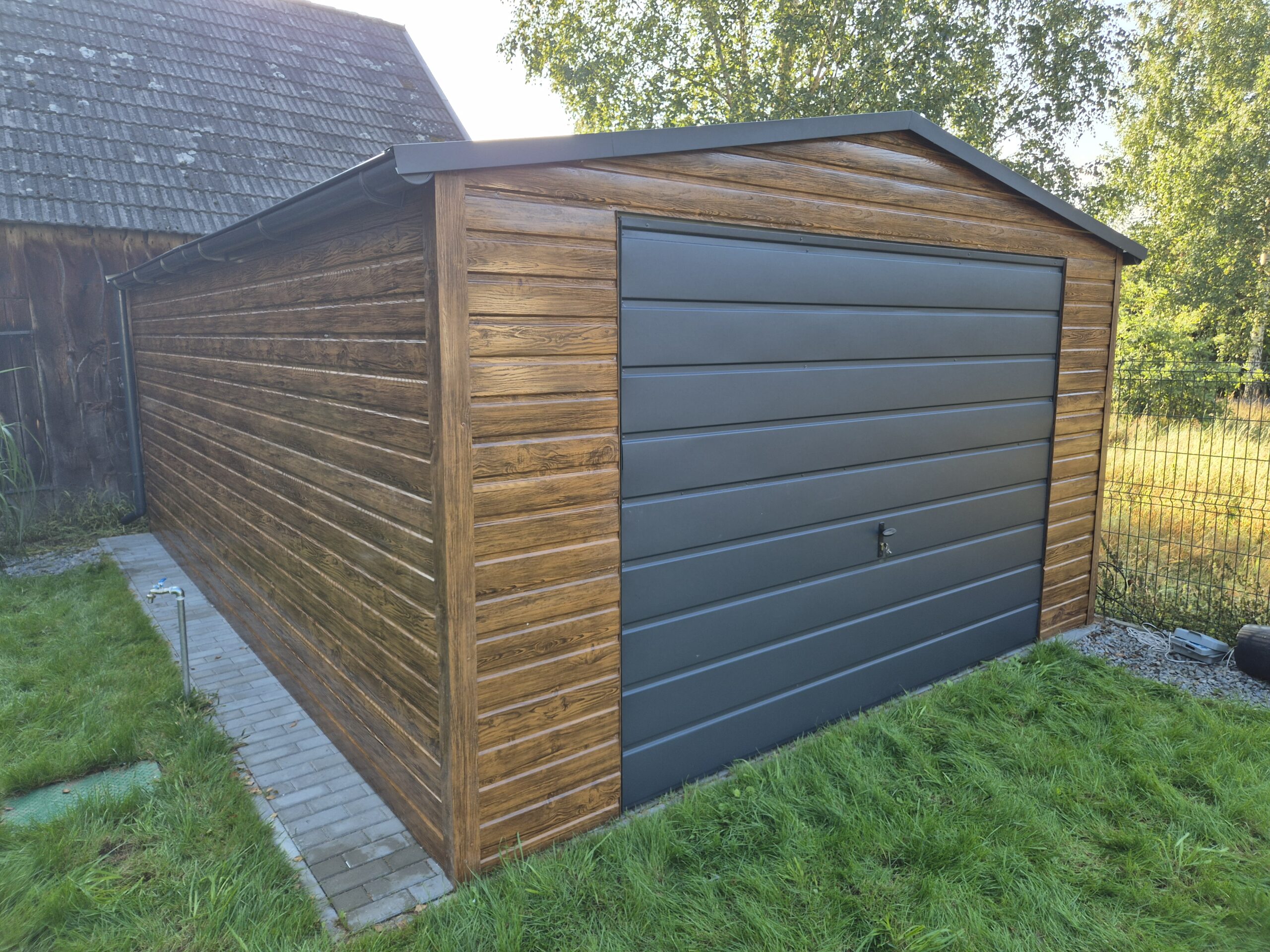 Garaż drewnopodobny