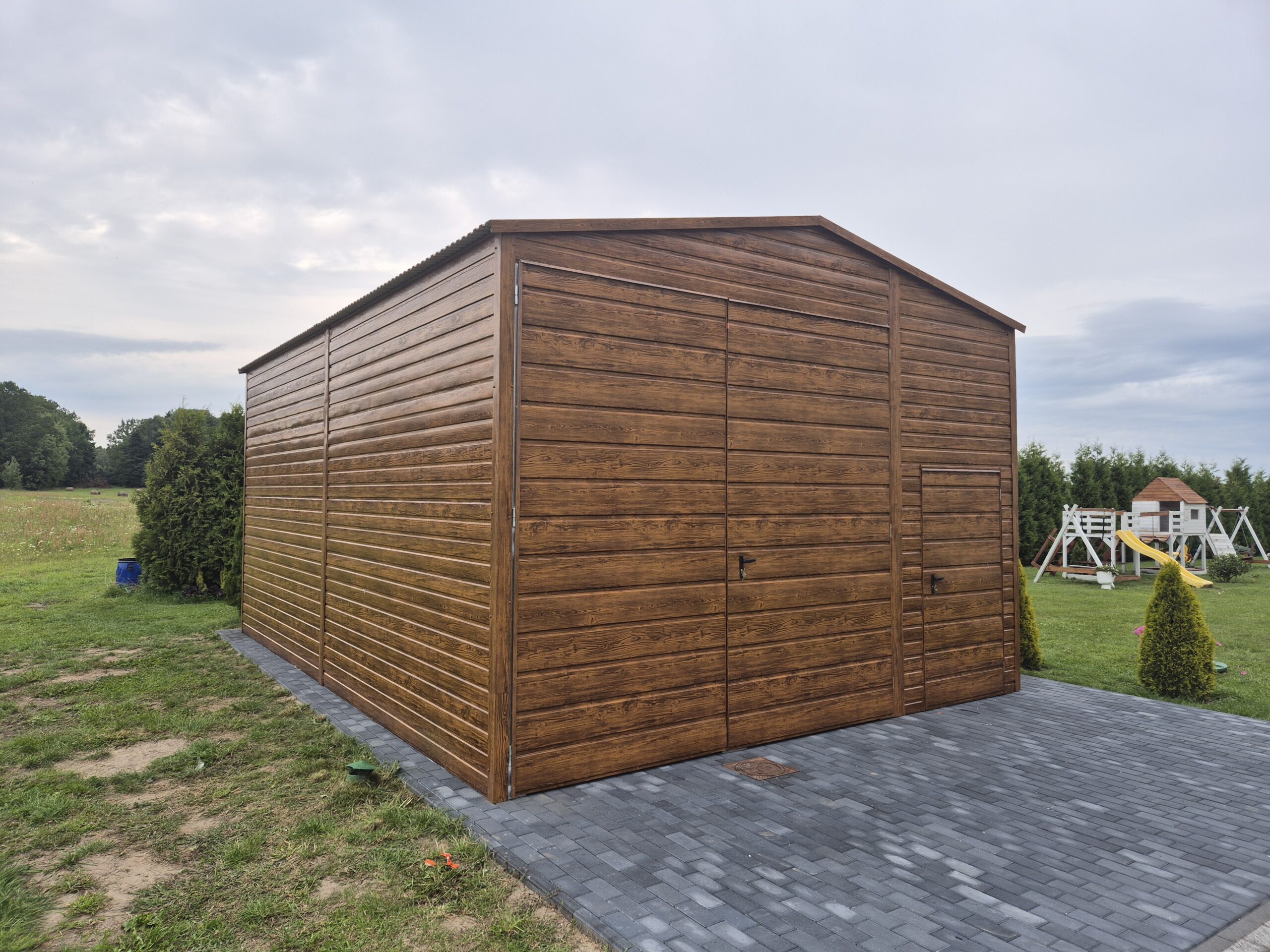 Garaż drewnopodobny