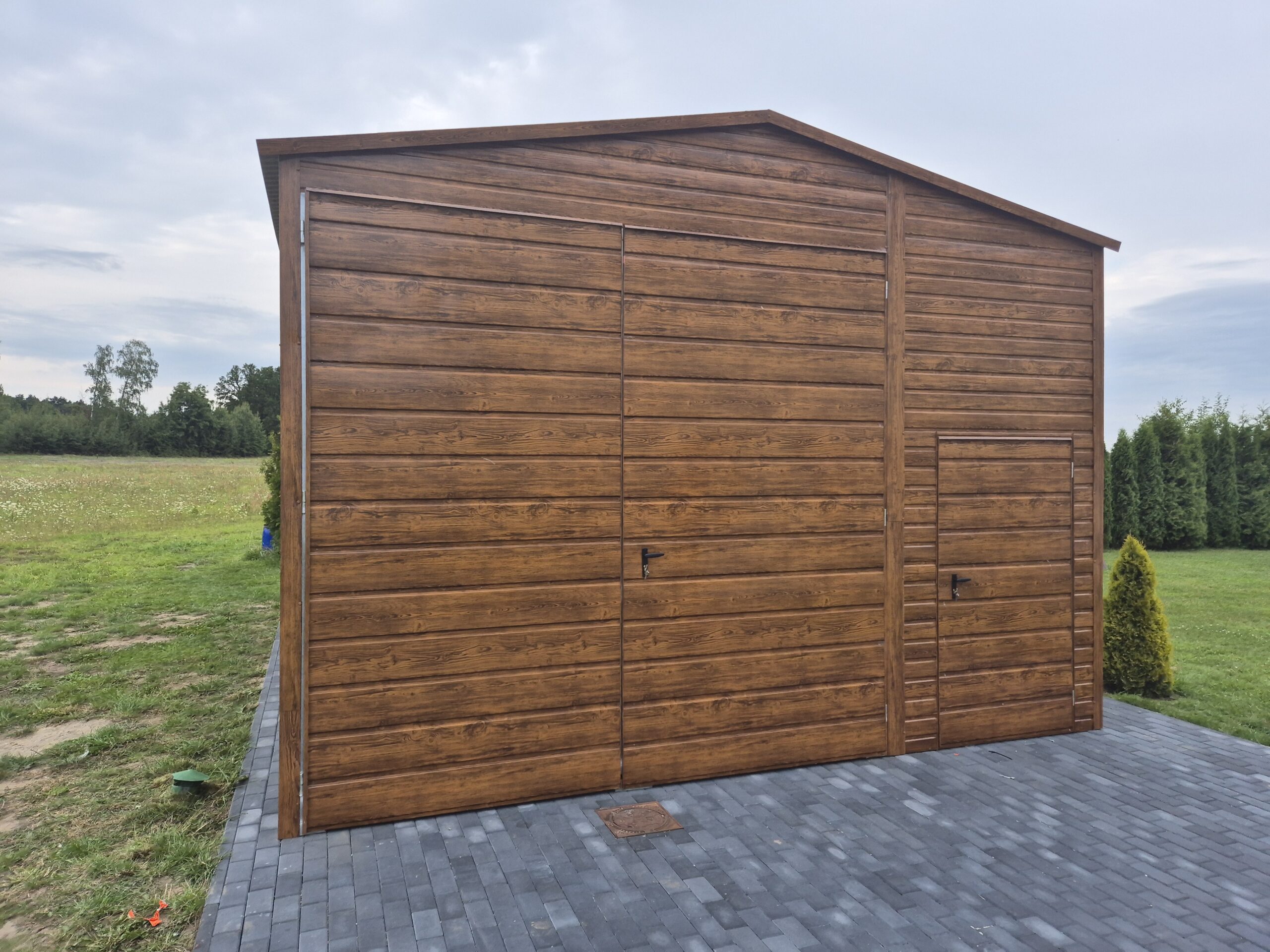 Garaż drewnopodobny