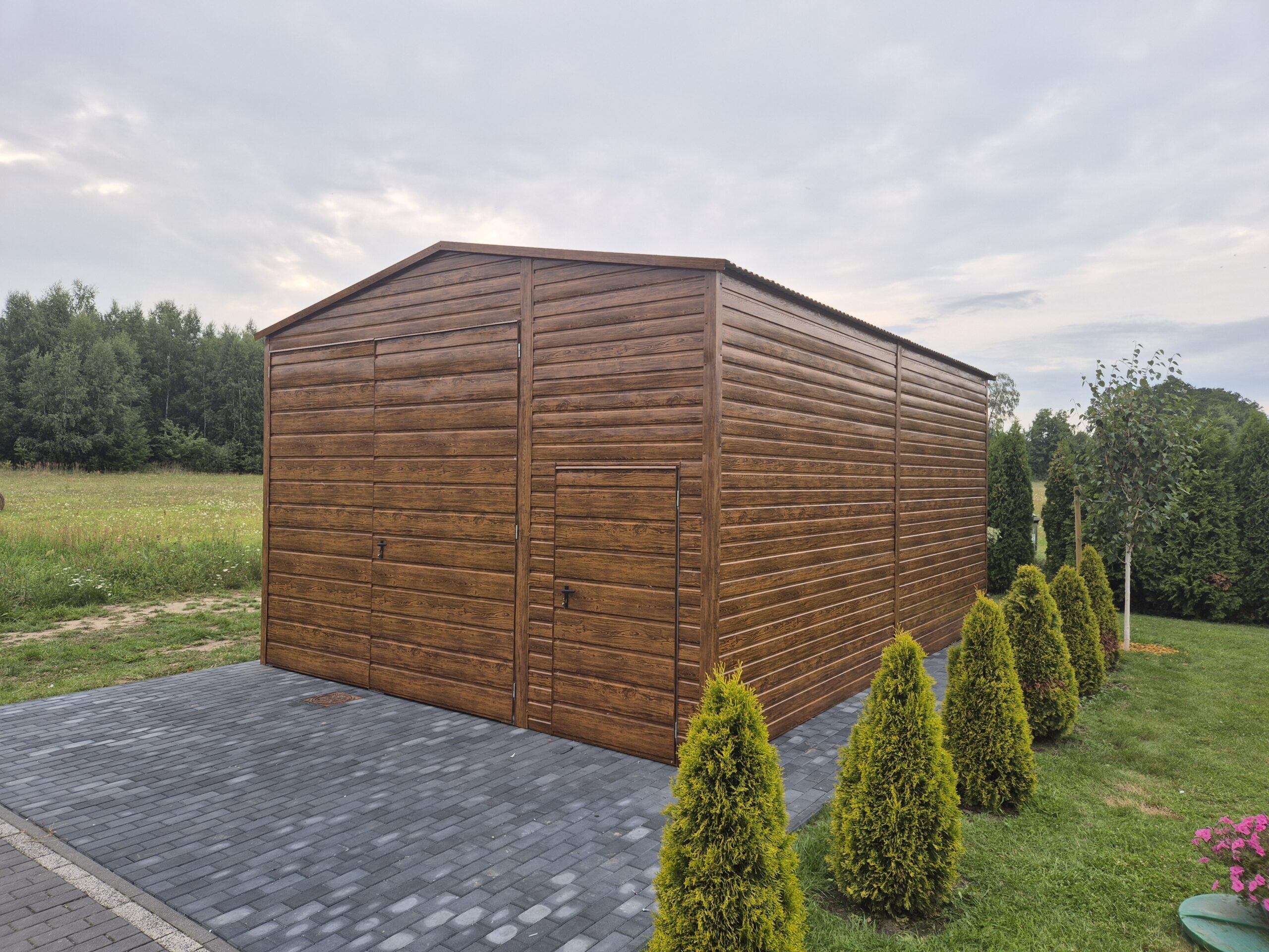 Garaż drewnopodobny