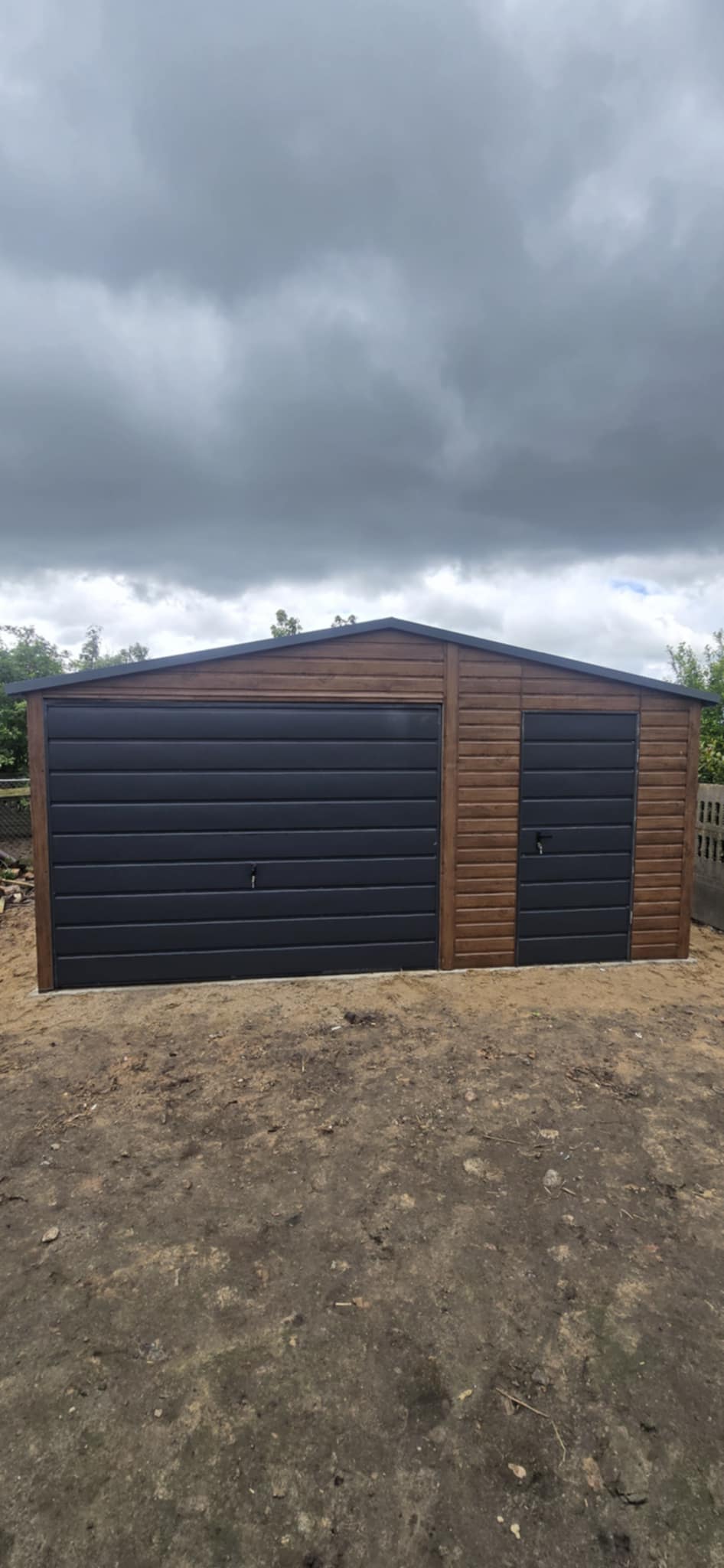 Garaż drewnopodobny