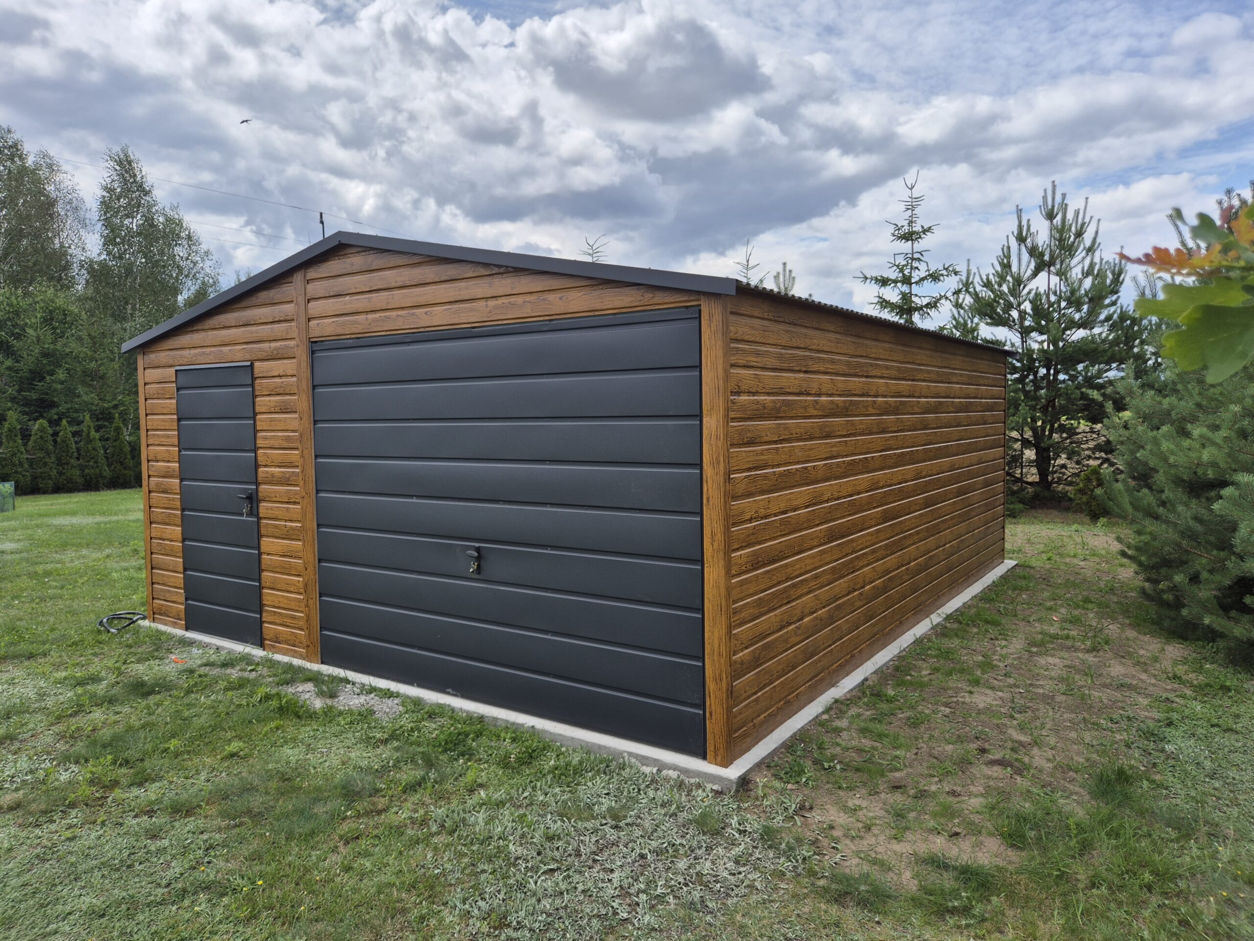 Garaż drewnopodobny