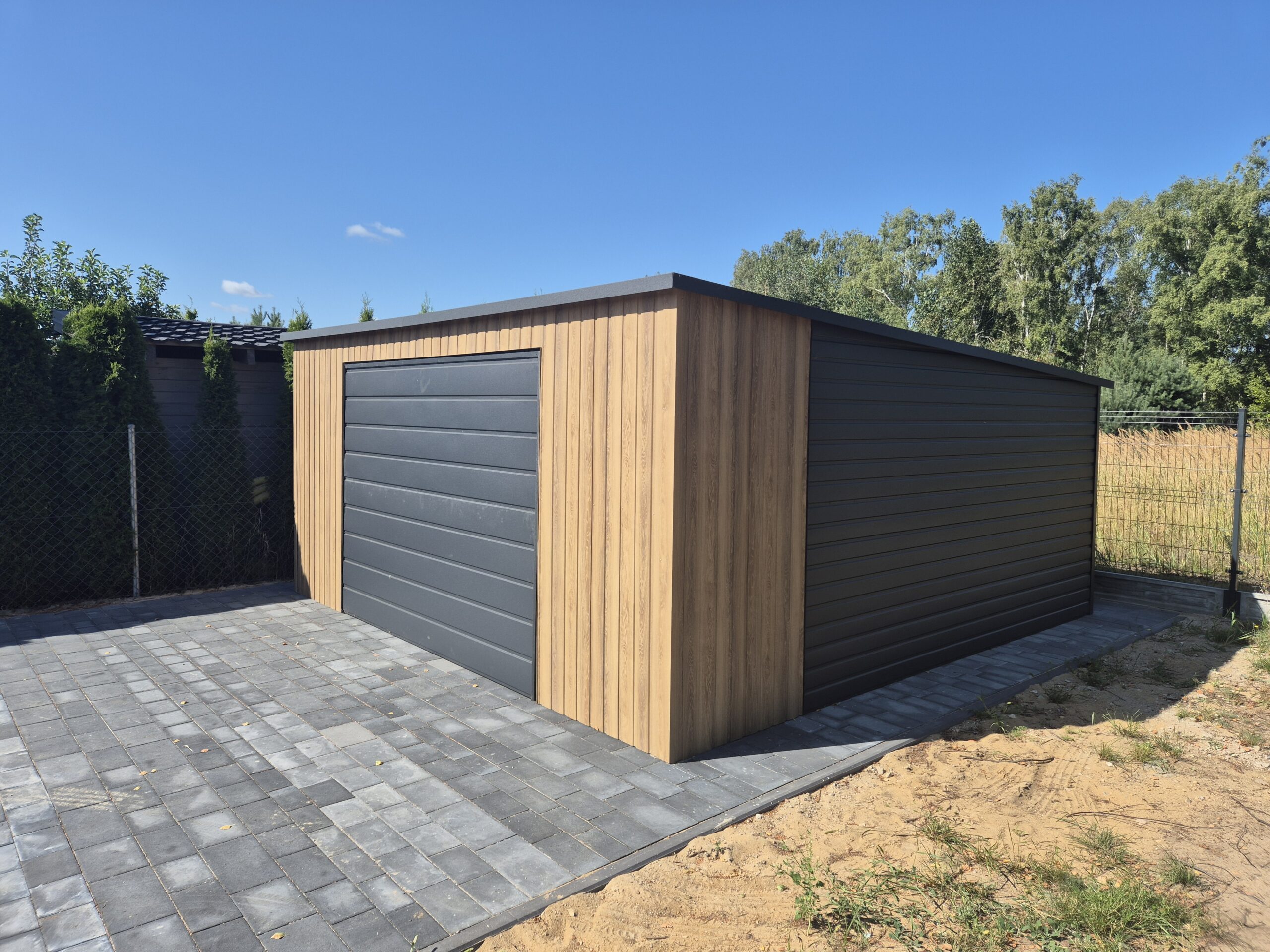 Garaż drewnopodobny