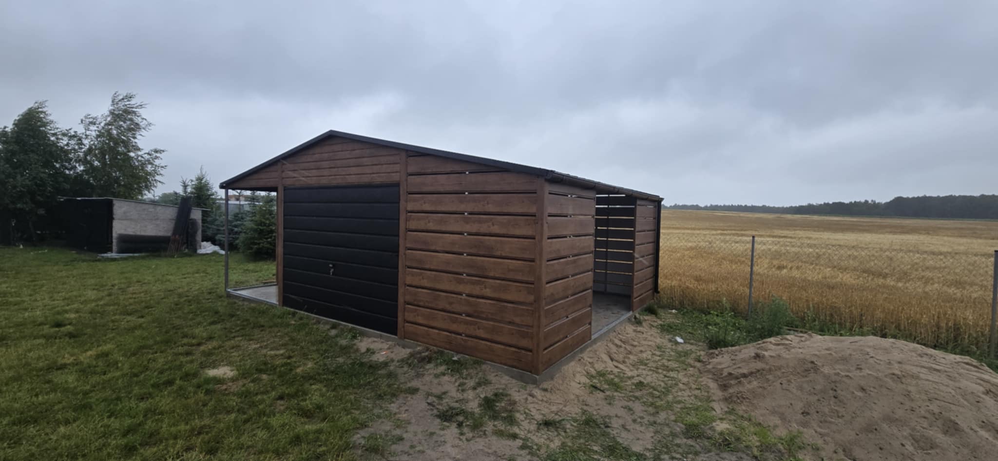 Garaż drewnopodobny