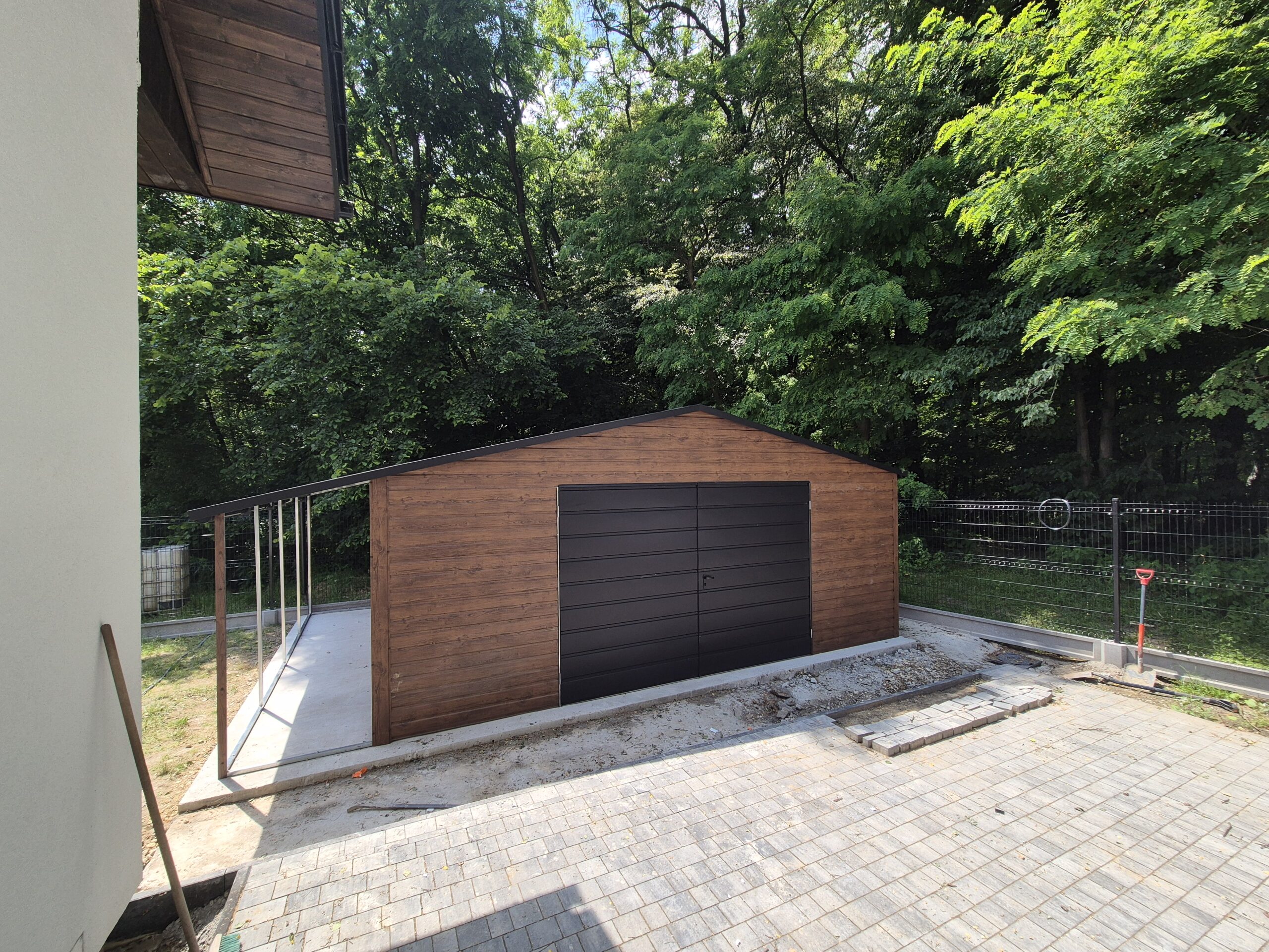 Garaż drewnopodobny