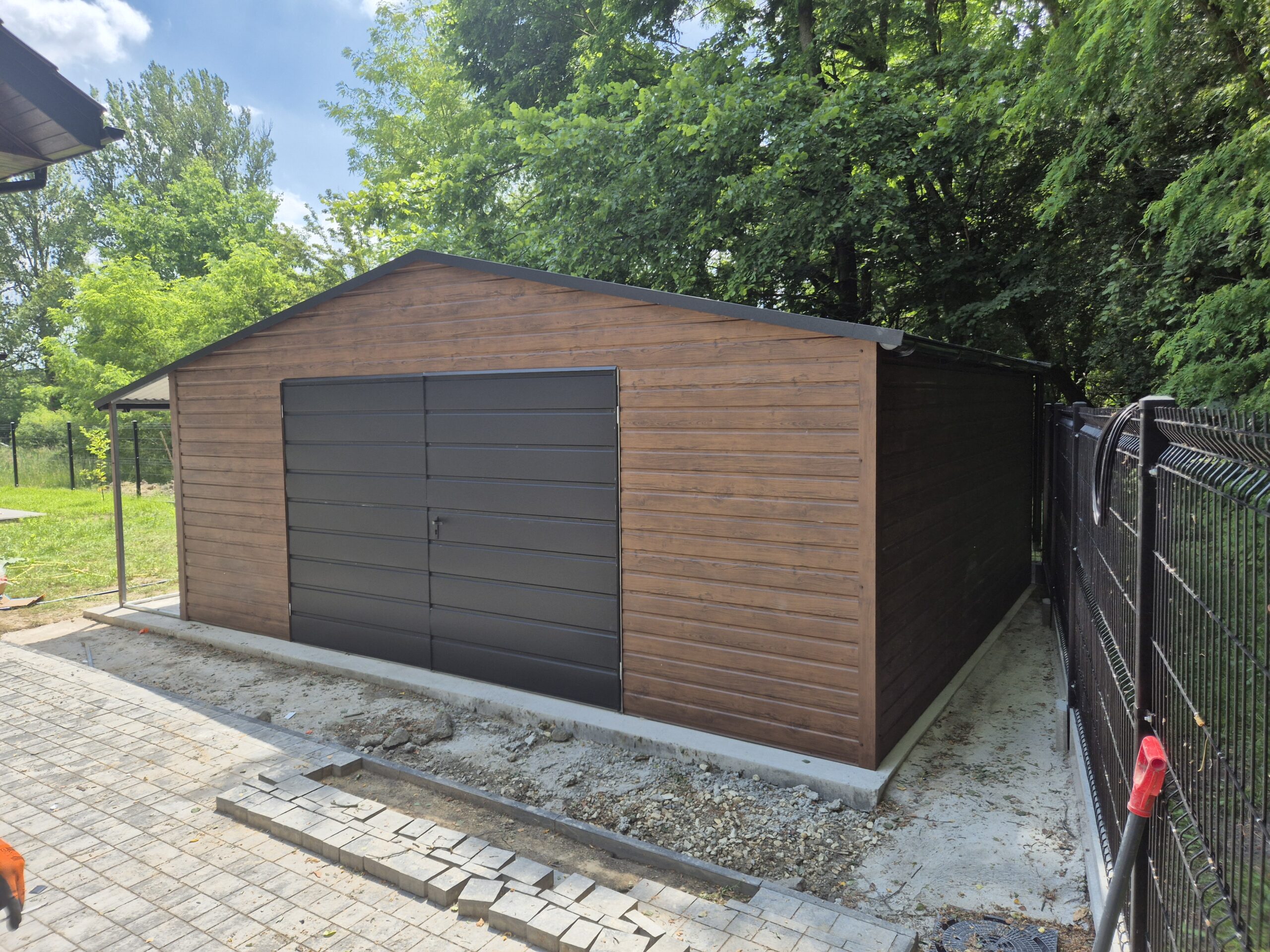 Garaż drewnopodobny