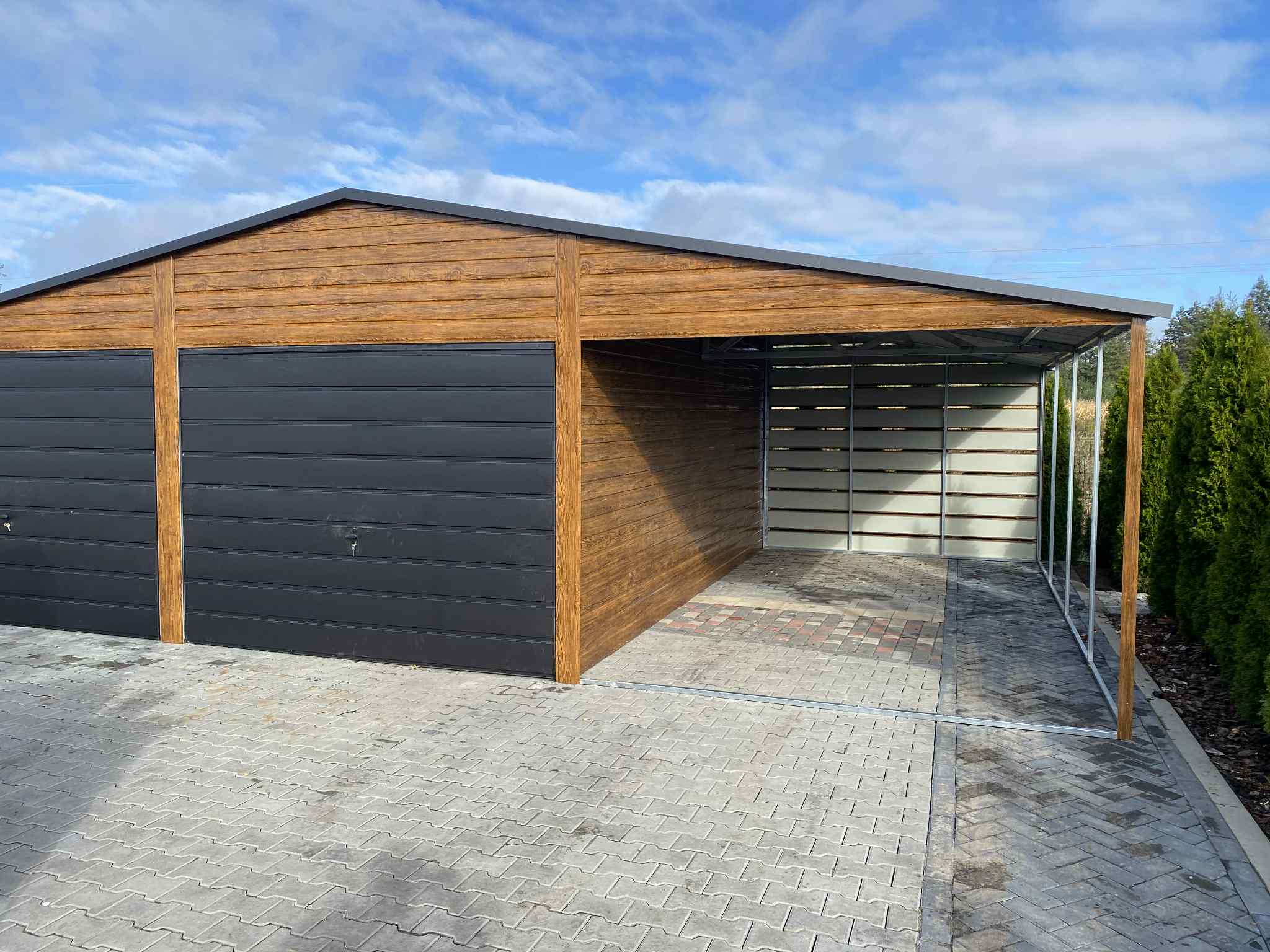 Garaż drewnopodobny