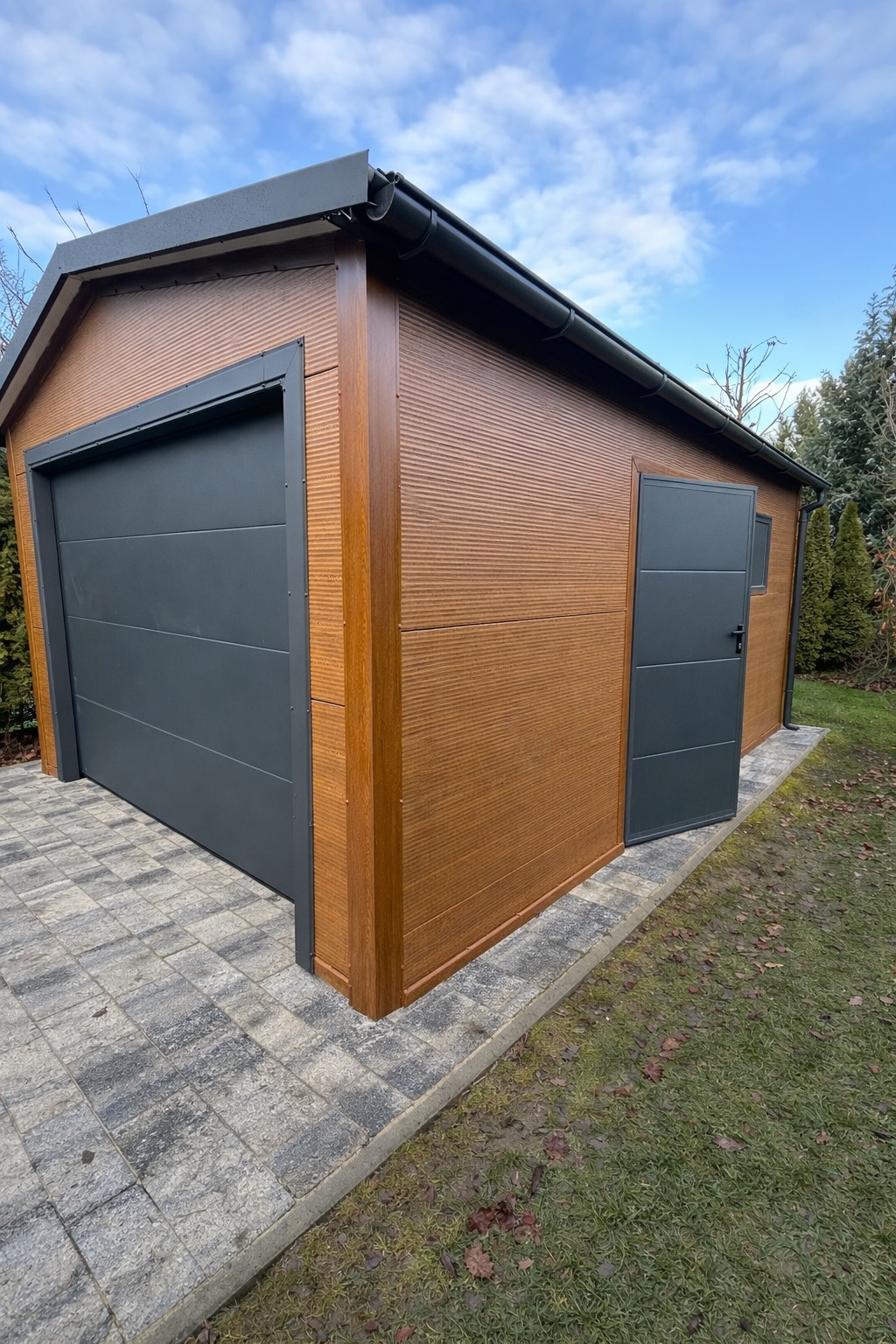 Garaż z płyty warstwowej