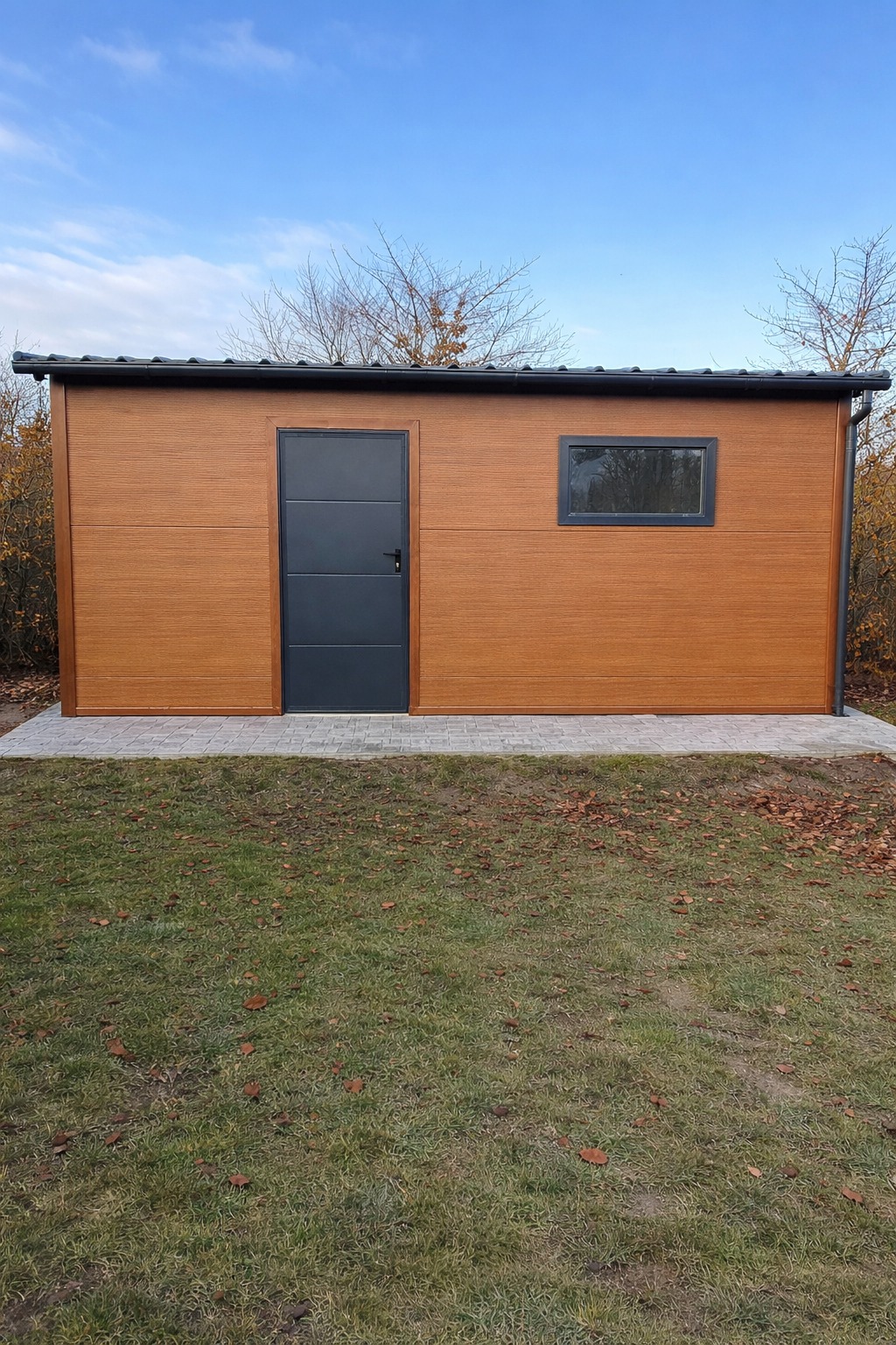 Garaż z płyty warstwowej