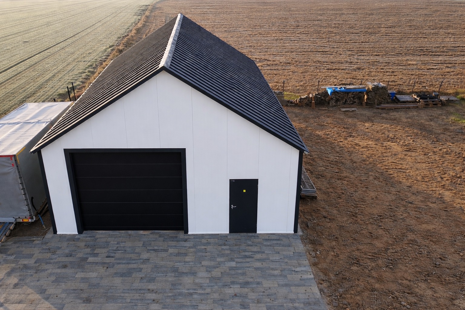 Garaż z płyty warstwowej