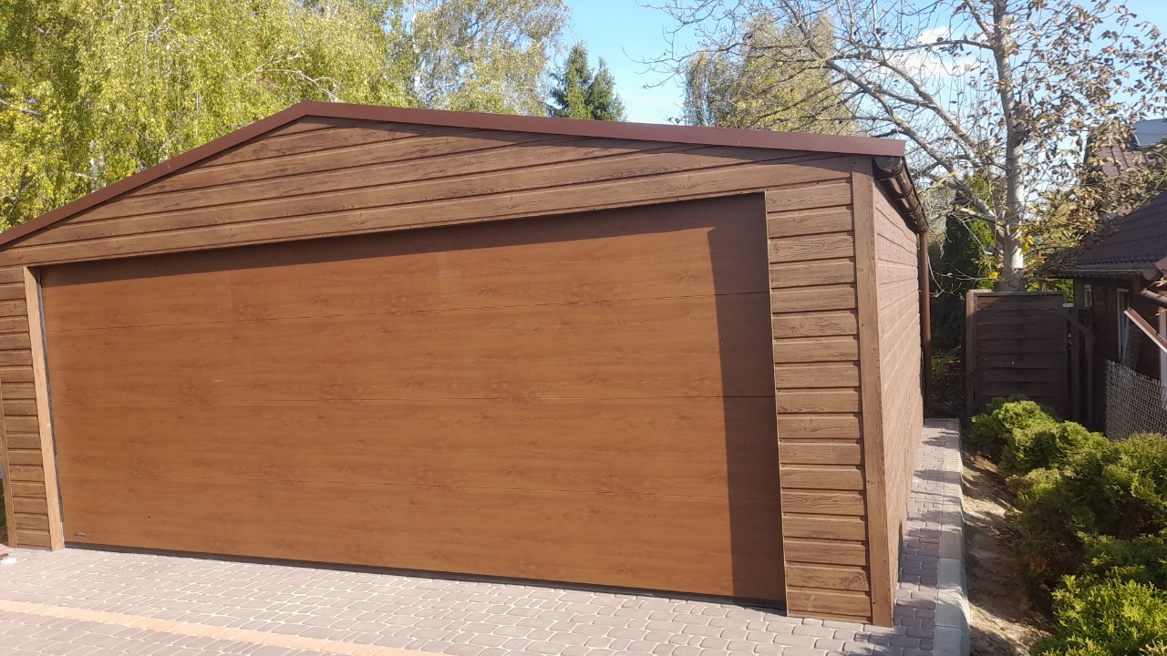 Garaż z bramą segmentową