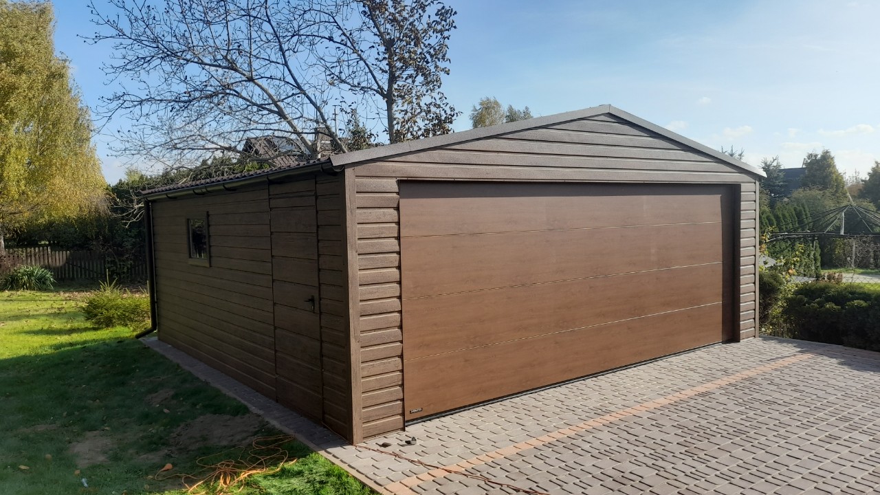 Garażz bramą segmentową