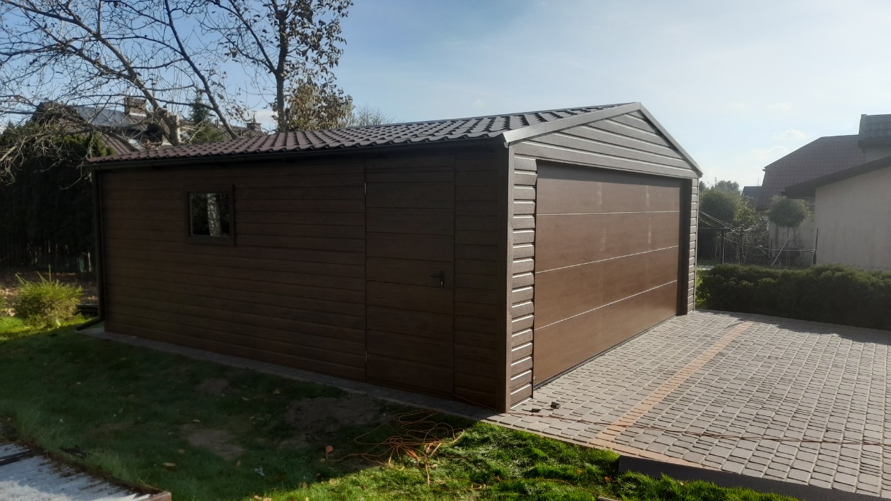 Garaż z bramą segmentową