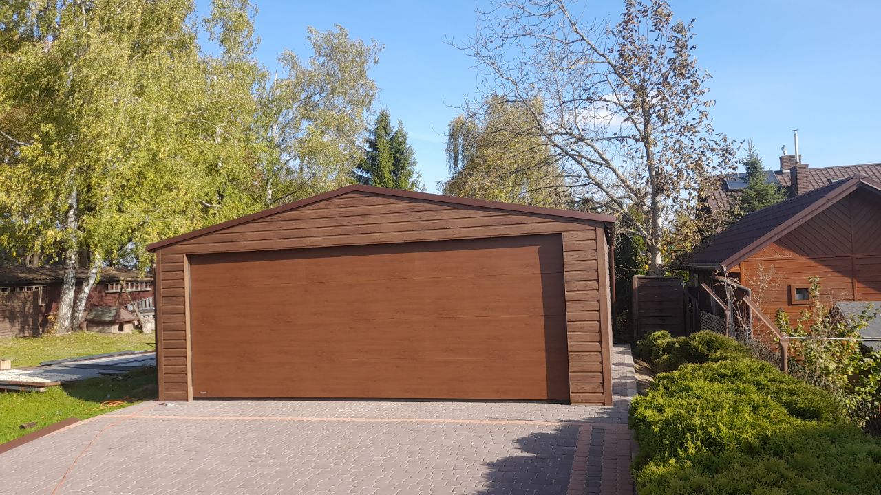 Garaż z bramą segmentową